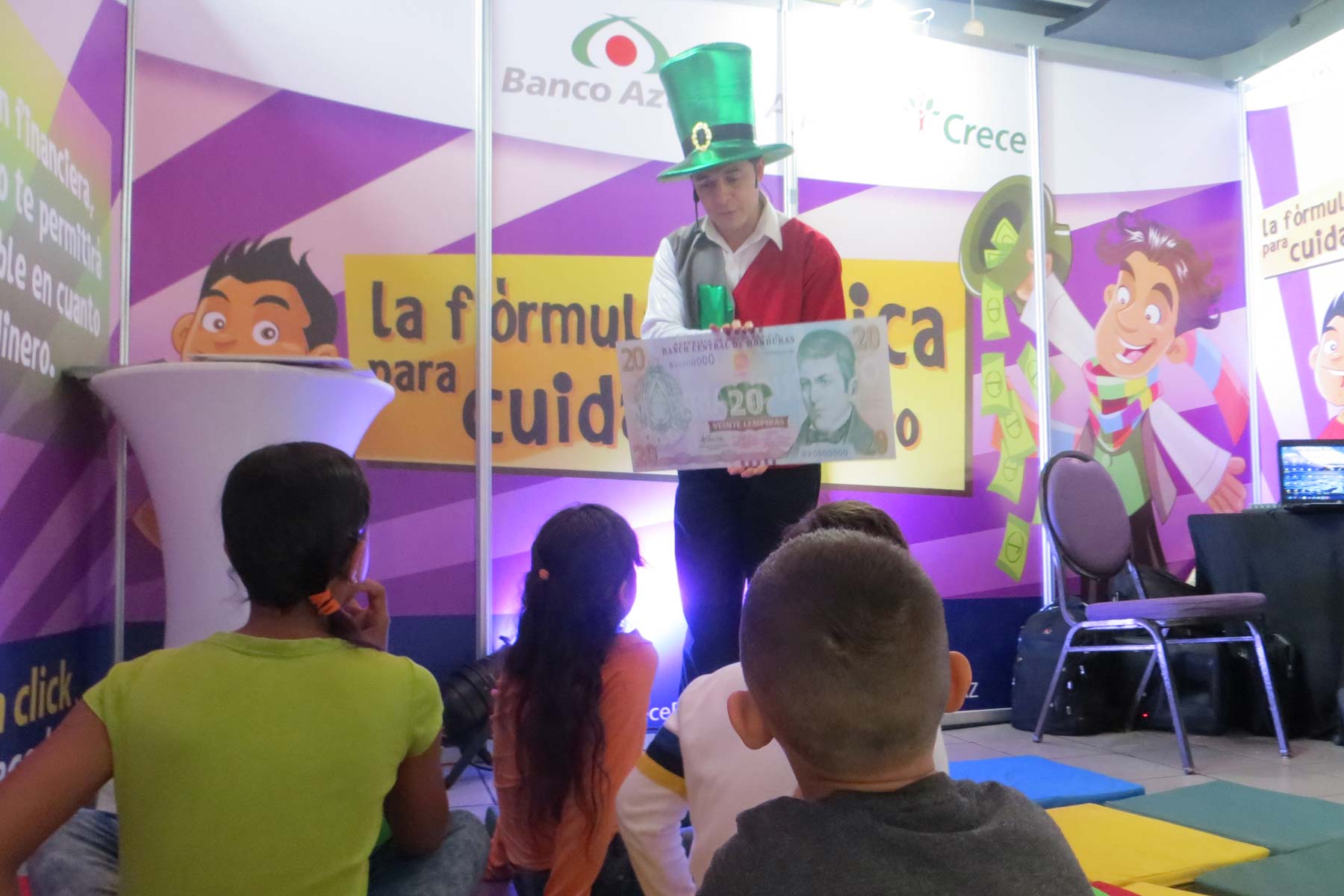 Niños viendo al cuenta cuentos